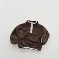 Dettaglio pullover in pile per bambini con colletto alla coreana e bordi a contrasto - Caffè Scuro / 80cm
