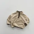 Dettaglio maglione in pile beige con collo alto e bordi a contrasto marrone scuro - Cachi / 80cm