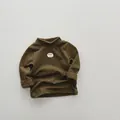 Détail d'un haut à col montant rayé en polaire douce pour enfant avec écusson brodé - 80cm / Rayé Jaune et Café