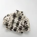 Dettaglio della giacca in pile per bambini con collo alto e motivi geometrici marrone scuro - Beige / 80cm