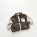 Dettaglio della giacca spessa in pile per bambini con maniche a contrasto e texture - 80cm / Moca