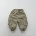 Détail de la taille élastique et des grandes poches cargo latérales sur ce pantalon - 80cm / Khaki