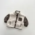 Dettaglio della giacca in pile per bambini con maniche a contrasto e calda lana - 120cm / Albicocca