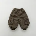 Vue détaillée du pantalon cargo marron foncé pour enfants avec taille élastique et poches - 80cm / Marron