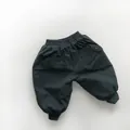 Detailansicht der dunkelgrünen Thermohose für Kinder mit Gummibund und Cargotaschen - 80cm / Dunkelgrau