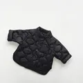 Dettaglio della camicia trapuntata nera per bambini con bottoni automatici e colletto - Nero / 80cm