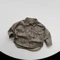 Vista dettagliata della camicia a righe marroni per bambini con tasca a bottone - Cachi Scuro / 90cm