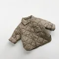 Dettaglio giacca trapuntata per bambini verde oliva con cuciture a cipolla e bottoni - Cachi / 80cm