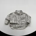 Dettaglio della camicia per bambini a righe verticali con taschino e tessuto in cotone - Albicocca Beige / 80cm