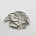 Detailansicht hellgraues langärmeliges Kinderhemd aus Baumwolle mit Kragen und Textur - Khaki Grau / 80cm