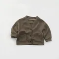 Détail d'un cardigan en maille olive pour enfants avec col en V, boutons et texture - Brun Mocha / 80cm
