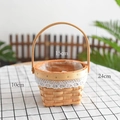 Detalle de cesta de flores de bambú tejida con encaje blanco y forro de plástico impermeable - Cesta redonda de virutas de madera con encaje (Decoración de encaje)