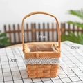 Detalle de cesta de flores rústica con encaje y dimensiones de 23cm de altura total - Cesta cuadrada de virutas de madera con encaje (Decoración de encaje)