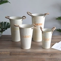 Lot de 4 seaux à fleurs vintage en métal crème avec gaufrage garden et anses corde - Hauteur 35cm / Blanc rétro