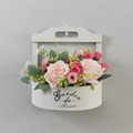Cesto pensile in legno bianco con rose rosa e foglie verdi in stile rustico e pastorale - Piccolo / 18x10x24cm / Bianco