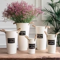 Lot de cinq seaux à fleurs rustiques en métal blanc avec poignées en corde de tailles variées - Hauteur 35cm / Blanc avec Étiquette Noire
