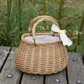 Dettaglio del cesto in vimini fatto a mano con fodera bianca e fiocchi, 18,5x12x14 cm - Maniglia Mobile Ovale Con Fiocco Crema