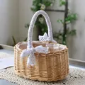 Cesta de flores tejida a mano con asas de encaje blanco y lazos en color madera natural - Cesta de niña con lazo de encaje (Grande)