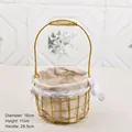 Detalle de cesta metálica con forro de encaje y medidas de 16 cm por 11 cm - Cesta de almacenamiento de hierro con forro de tela (Dorado)