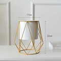 Detalle de maceta blanca moderna con soporte geométrico de metal dorado, altura 26 cm - Maceta Geométrica Blanca / Grande