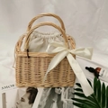 Cesto di fiori in rattan intrecciato con fodera bianca a coulisse e fiocco di raso - Maniglia Mobile Rettangolare Con Fiocco Crema