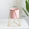 Macetero nórdico de metal rosa con soporte dorado, diámetro 18cm y altura 32cm - Maceta Rosa Con Soporte de Triángulo Dorado (Grande) / Grande