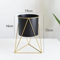 Maceta moderna de metal negro con soporte alto de hierro dorado para decoración hogar - Maceta Negra Con Soporte de Triángulo Dorado (Grande) / Grande