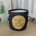 Dettaglio cesto in lino con manici in corda e stampa scritta Enjoy the Little Things - Modello Stelle Nere