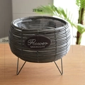Vaso intrecciato grigio con gambe in metallo nero e toppa decorativa, 23,5x22 cm - Grigio Grande