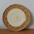 Détail du dessous de plat rond tissé bicolore résistant à la chaleur avec texture spirale - 15CM / Naturel avec Ligne Blanche