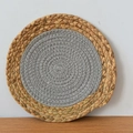 Détail du set de table rond fait main avec paille naturelle et coton gris tissé - 15CM / Naturel avec Ligne Gris Clair