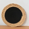 Vue détaillée du dessous de plat bicolore en corde de coton tressée résistant à la chaleur - 15CM / Naturel avec Ligne Noire