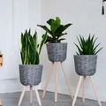 Set di tre fioriere intrecciate grigie con treppiedi in legno per decorazione domestica - Raffia Grigio Grande