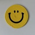 Sous-verre tressé en coton jaune avec un design minimaliste de visage souriant - Petit / Jaune