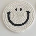 Sous-verre minimaliste japonais en coton tressé avec un motif de visage souriant noir - Petit / Blanc Cassé
