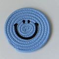 Sous-verre tressé en coton de style japonais avec motif smiley noir en bleu clair - Petit / Bleu