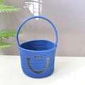 Dettaglio cesto portaoggetti blu in corda di cotone con manico e motivo a sorriso - 21*16 / Blu