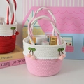Dettaglio di un cestino intrecciato rosa e bianco con pompon e decori a ciliegia - Stile Ciliegia Rosa (6106466122427) / Borsa Ciliegia Rosa D19x16