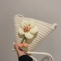 Mini Baumwolle gewebte Beuteltasche mit 3D-gelber Blume und orangefarbenen Akzenten - Gebrochenes Weiß