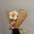 Mini handgewebte Baumwoll-Eimertasche in Beige mit einer großen weißen Blumenakzent - Khaki