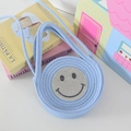 Sac bandoulière rond tissé bleu clair avec un motif écusson smiley classique - Bleu ciel