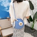Borsa a tracolla rotonda in paglia blu con margherita bianca e fiocco in pizzo - 23*23 / Blu