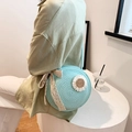 Borsa a tracolla rotonda in tessuto azzurro con margherita e fiocco in pizzo - 23*23 / Ciano