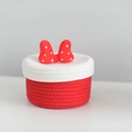Detail van de rood-witte geweven katoenen opbergmand met een gestippelde strik op de deksel - 20x12 / Met Deksel Strik Stijl