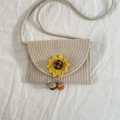 Handgefertigte gewebte Umhängetasche mit Sonnenblume und Fruchtanhängern für den Sommerstrand - Beige