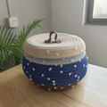 Cesto portaoggetti in cotone intrecciato a tre colori con coperchio, pon pon e pelle - Patchwork Blu