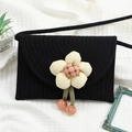 Schwarze gewebte Strohumhängetasche mit großer 3D-Blume und dekorativem Bommel-Detail - Schwarz