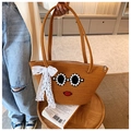 Sac bandoulière tissé jaune gingembre avec design lunettes en perles et nœud dentelle - Marron