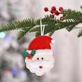 Addobbo natalizio a forma di Babbo Natale in feltro appeso a un ramo di pino con luci - Babbo Natale con Cappello Rosso