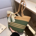 Handgewebte Strandtasche mit grün-beigen Streifen und einer weißen Spitzenschleife - Khaki + Armeegrün